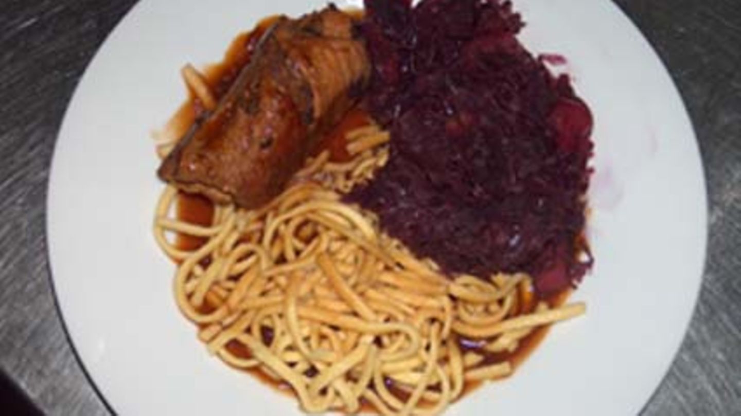 Schweinerouladen mit Sauerkraut Blutwurstfüllung Rezept - [ESSEN UND ...