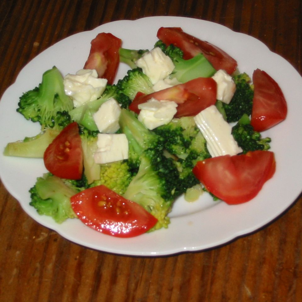 Brokkolisalat mit Tomaten und Feta Rezept - [ESSEN UND TRINKEN]