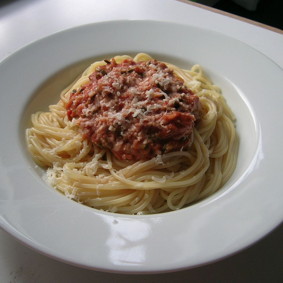 Pasta mit Zucchini-Tomaten-Soße