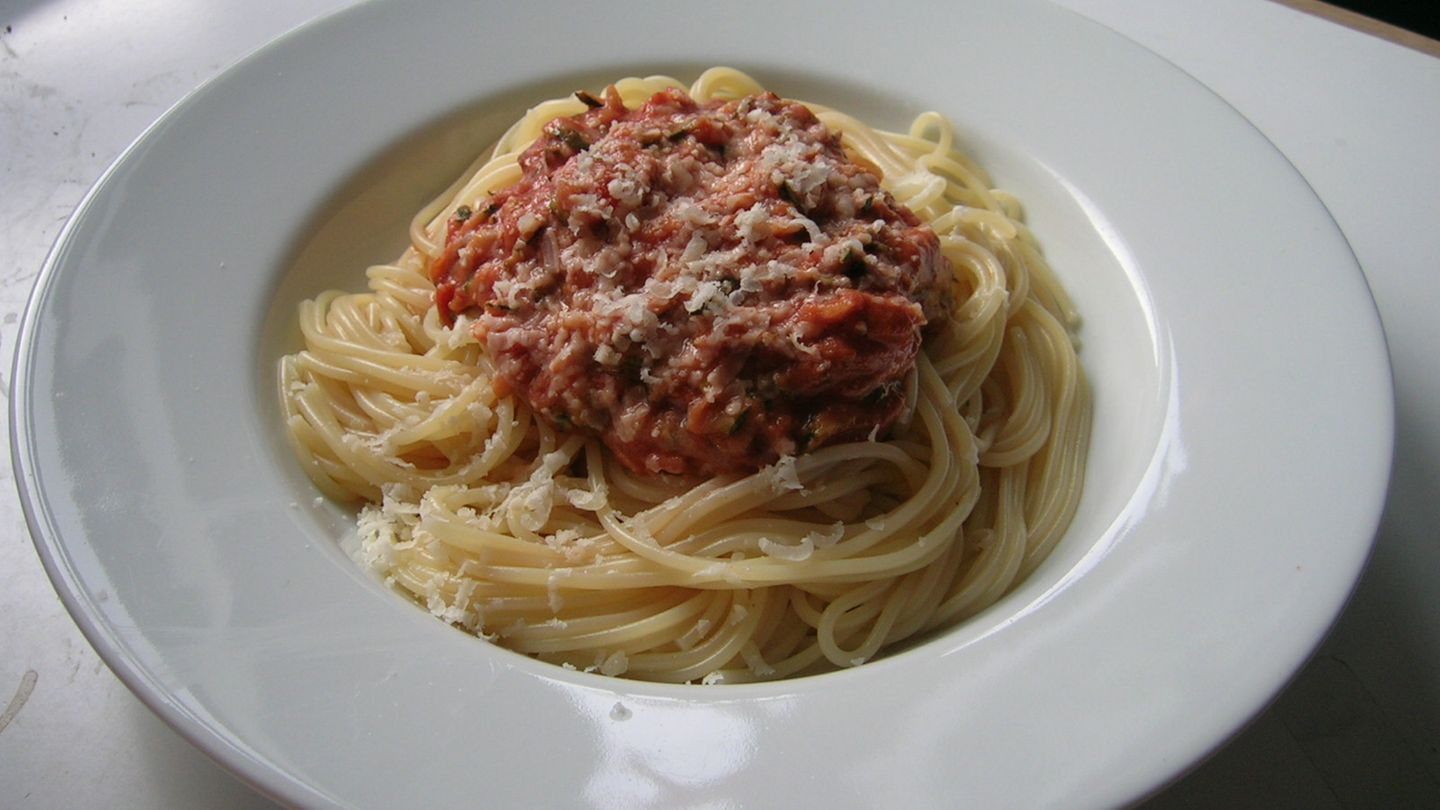 Pasta Mit Zucchini Tomaten Sosse Rezept Essen Und Trinken