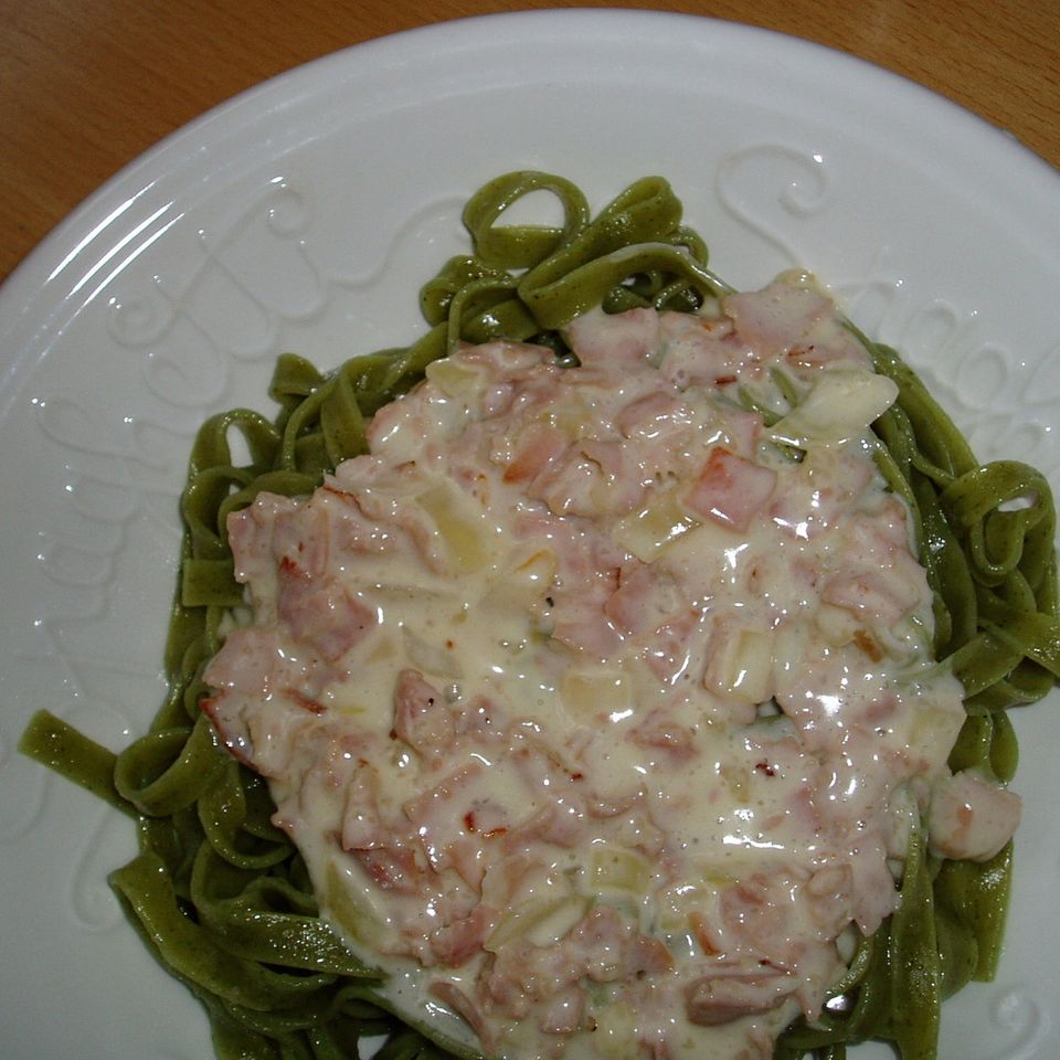 Grune Nudeln In Schinken Sahne Sosse Rezept Essen Und Trinken