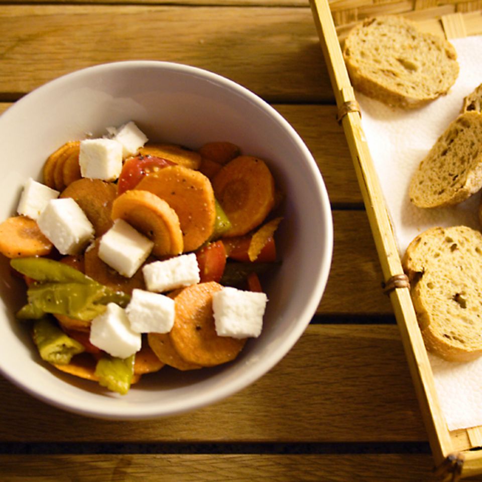 Möhrensalat mit Tomaten, Peperoni und Schafskäse Rezept - [ESSEN UND ...