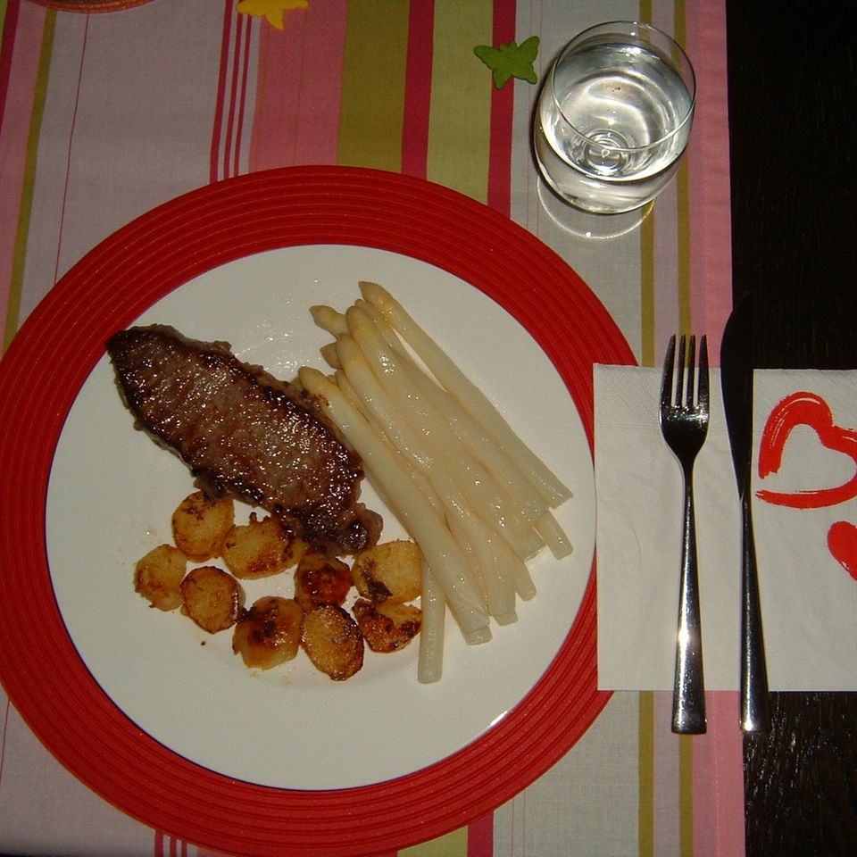 Rumpsteak mit Spargel Rezept - [ESSEN UND TRINKEN]