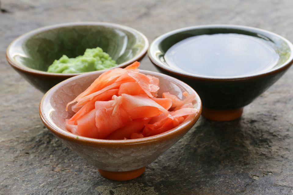 Zum Sushi wird eingelegter Ingwer, Sojasauce und Wasabi gereicht