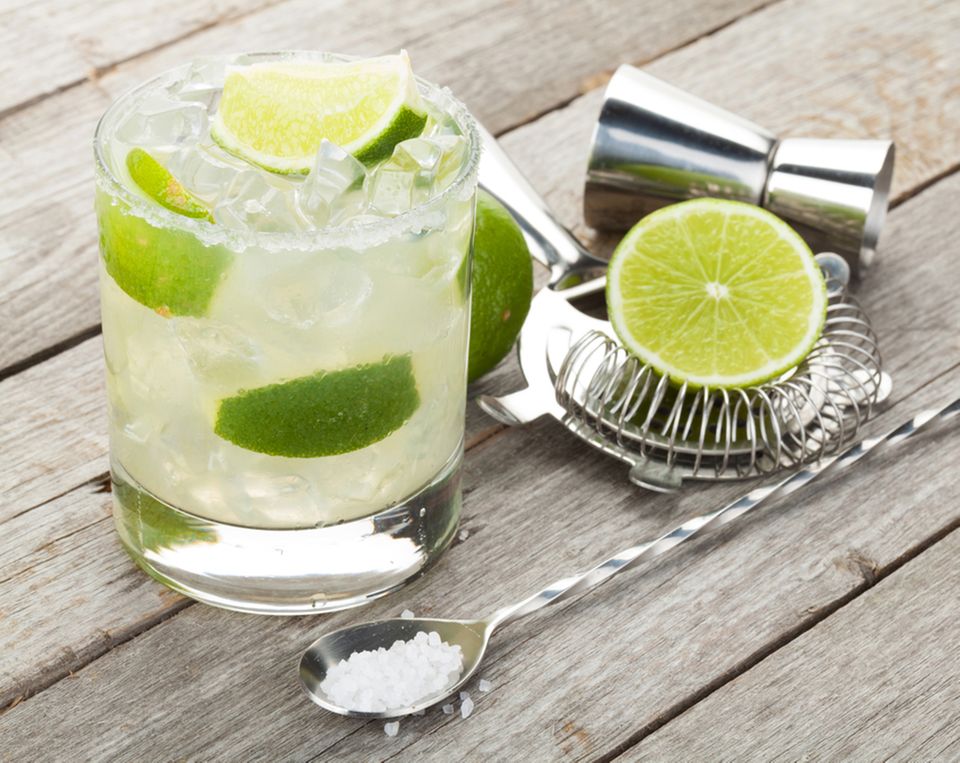 Die perfekte Kombination: Limette, Rum und Zucker auf Eis Die perfekte Kombination: Limette, Rum und Zucker auf Eis