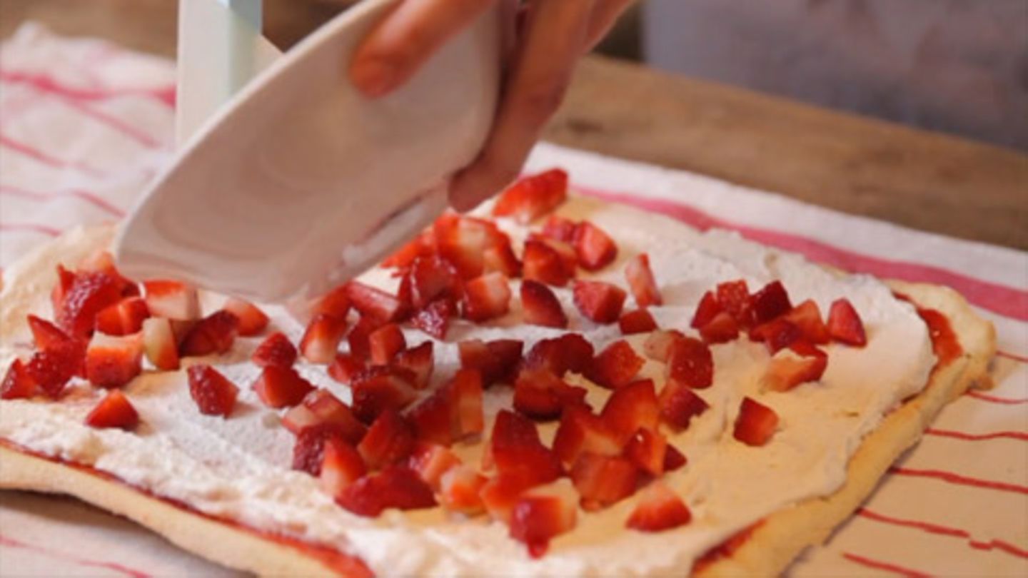 Rezept für Biskuitrolle mit Erdbeeren Rezept