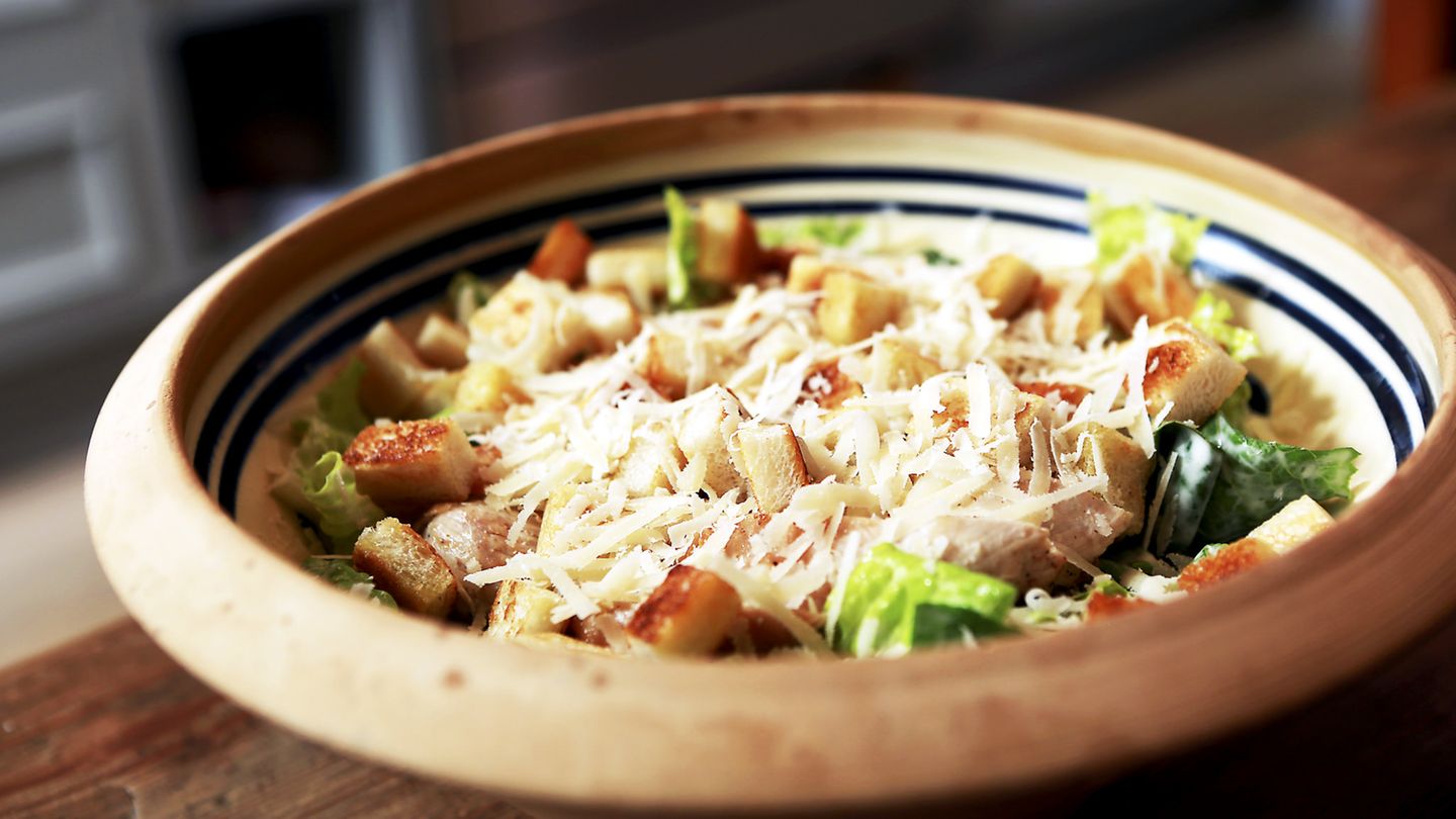 Salat mit Hähnchen und Parmesan-Dressing