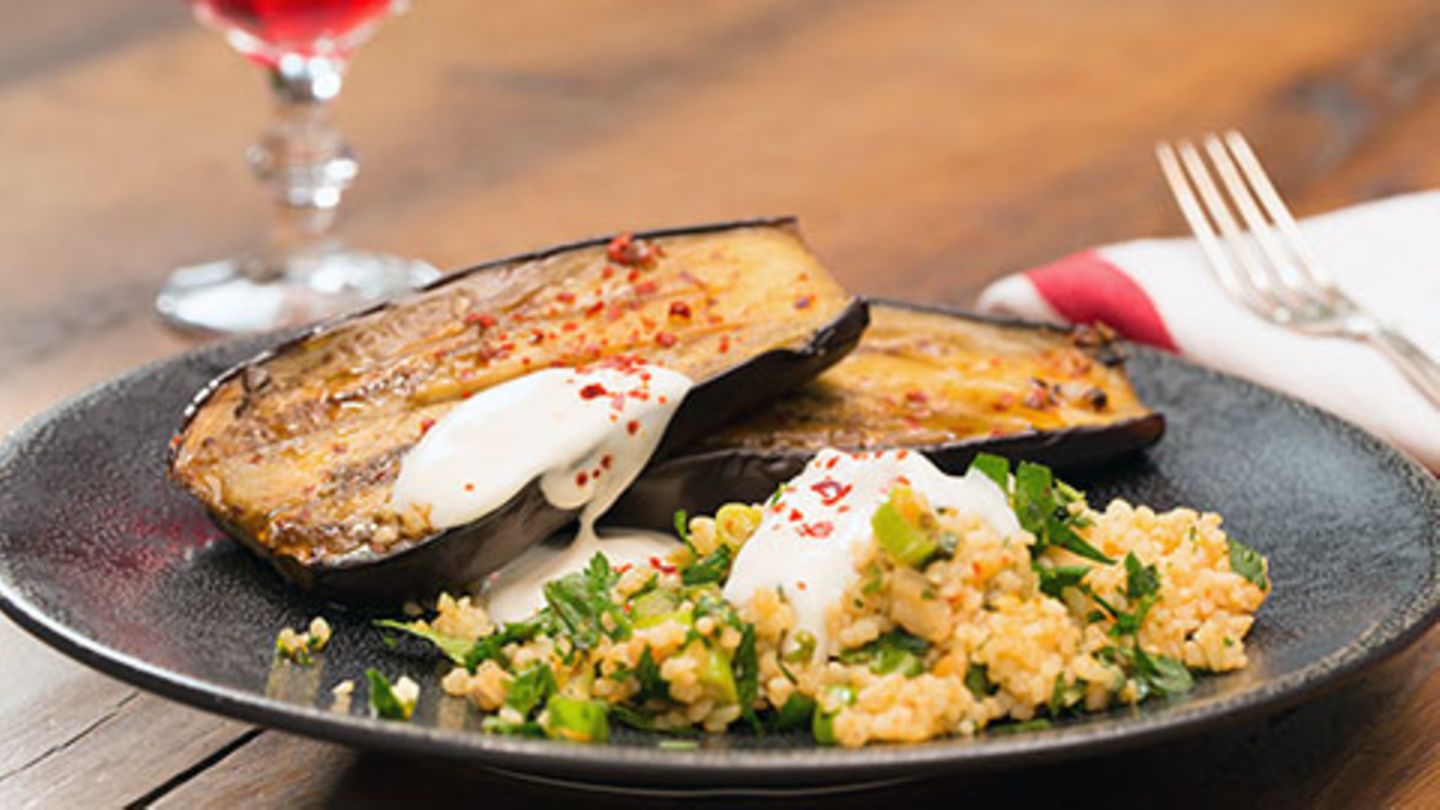 Gebackene Auberginen mit Bulgur-Salat Rezept