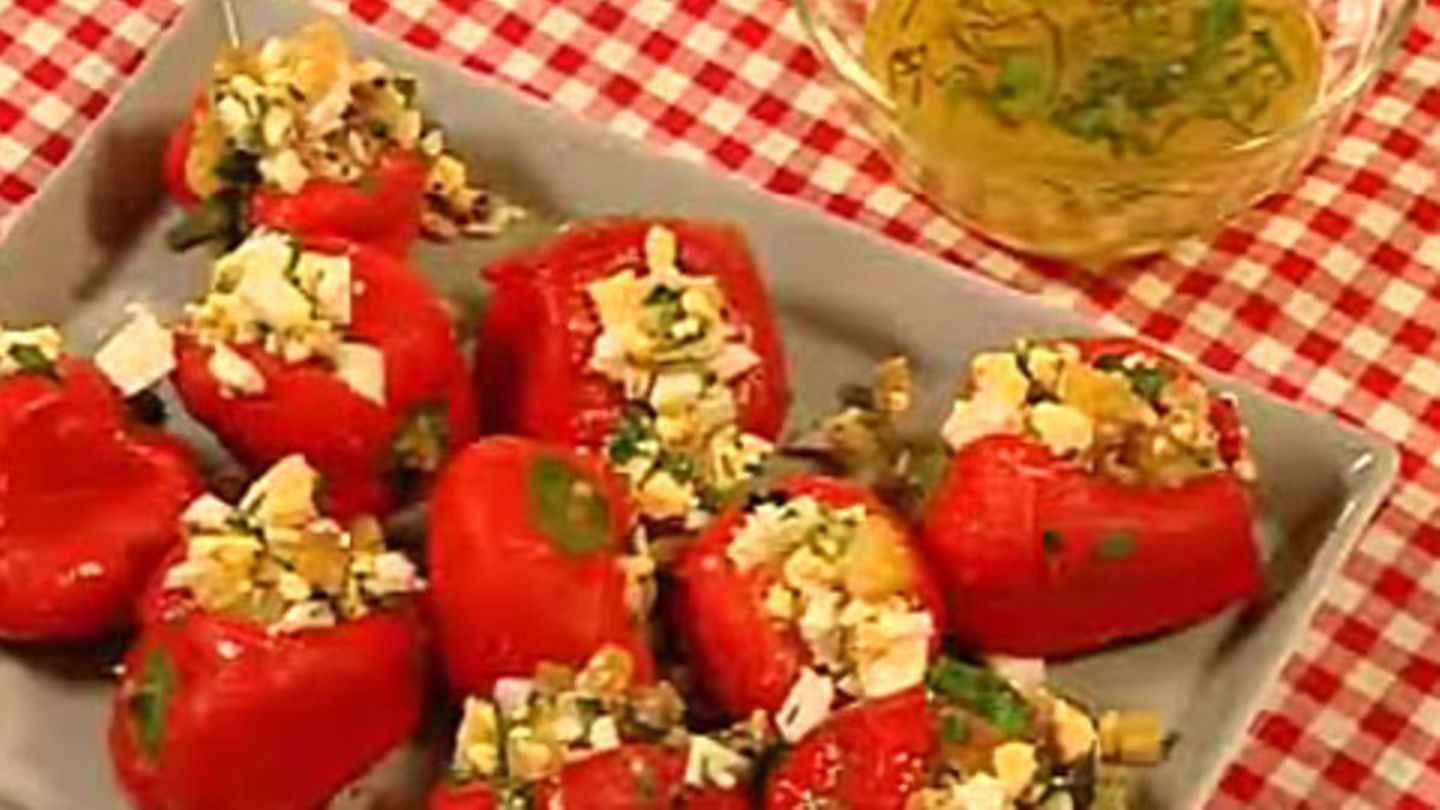 Kleine Paprika mit Sardellenfüllung in Orangen-Minz-Vinaigrette Rezept