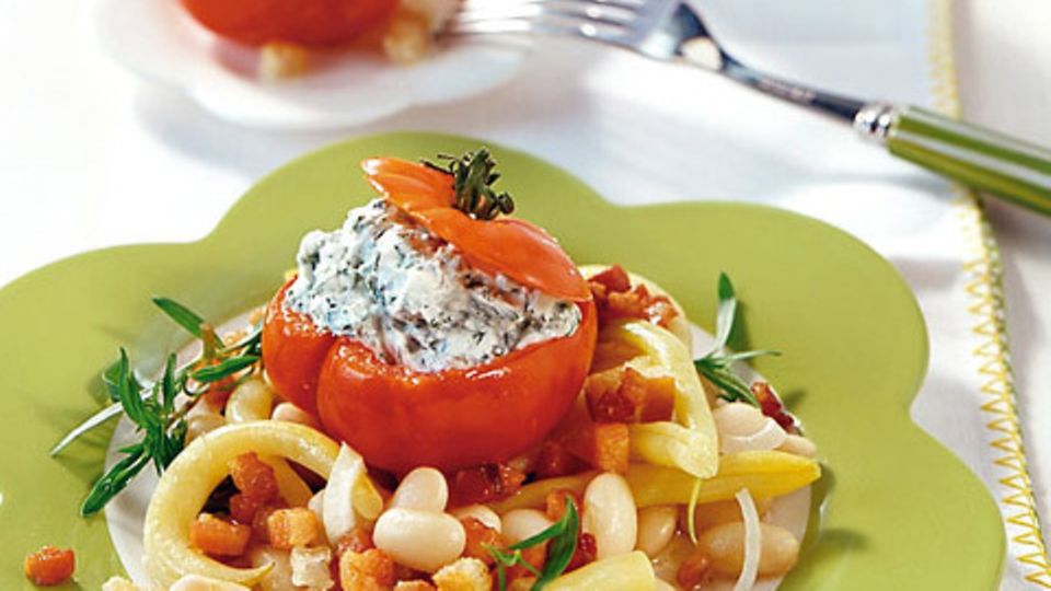 Gefüllte Tomaten auf Bohnensalat