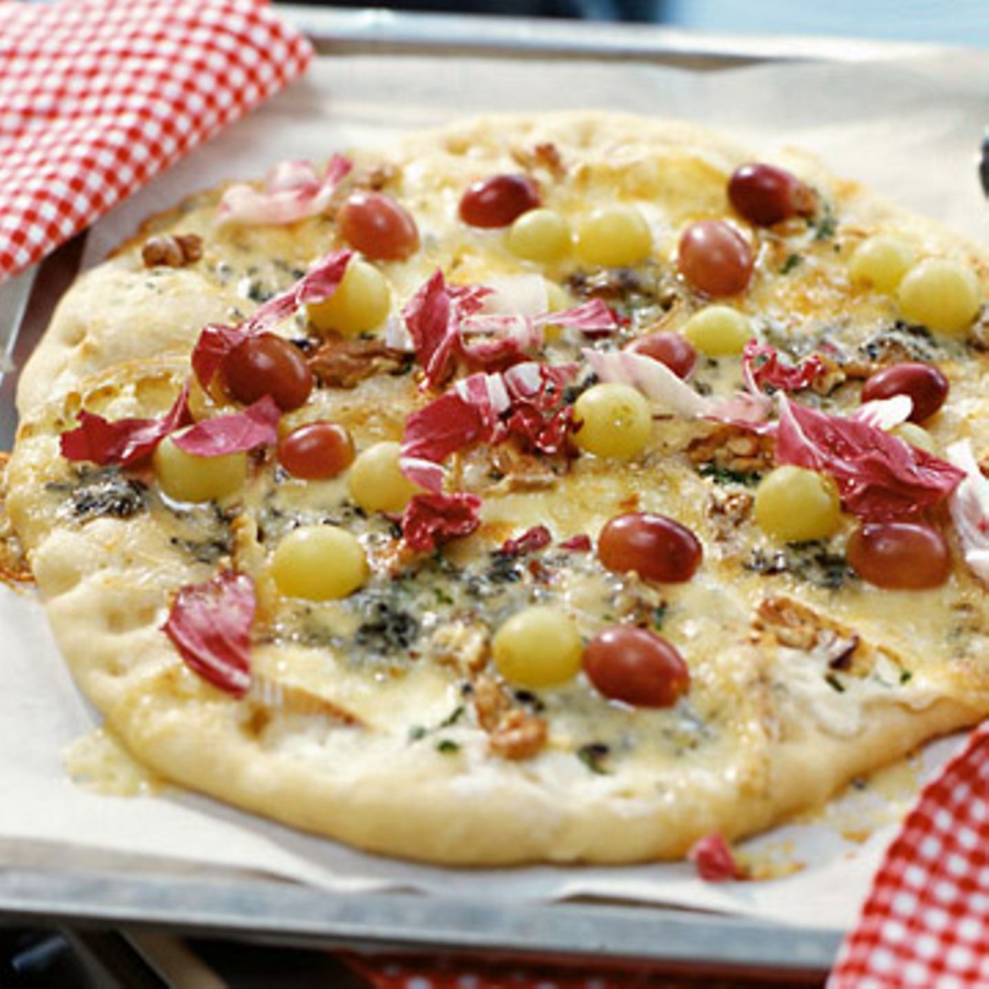 Pizza Mit Trauben Und Fourme D Ambert Rezept Essen Trinken 