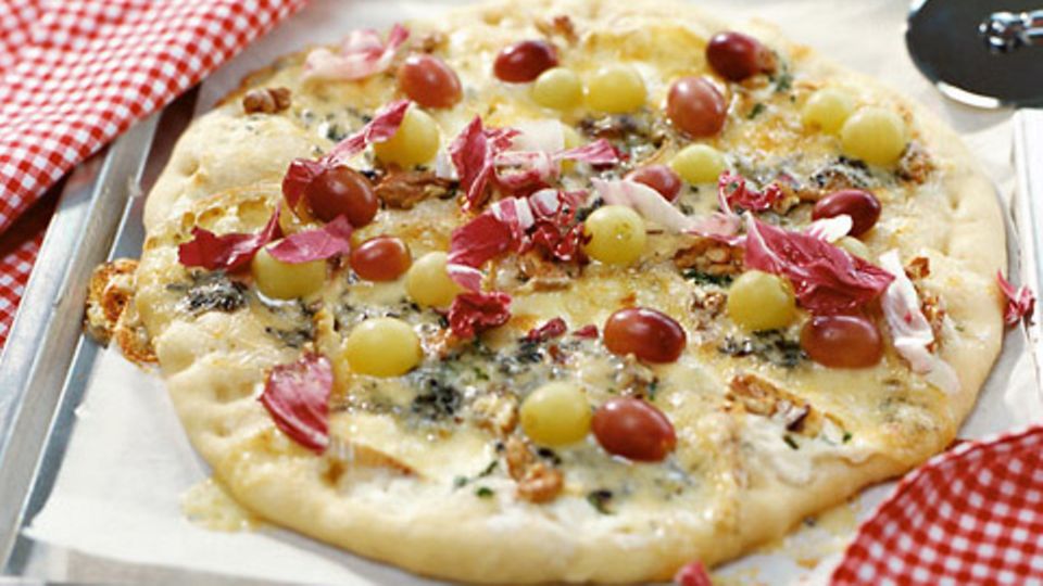 Pizza mit Trauben und Fourme d'Ambert
