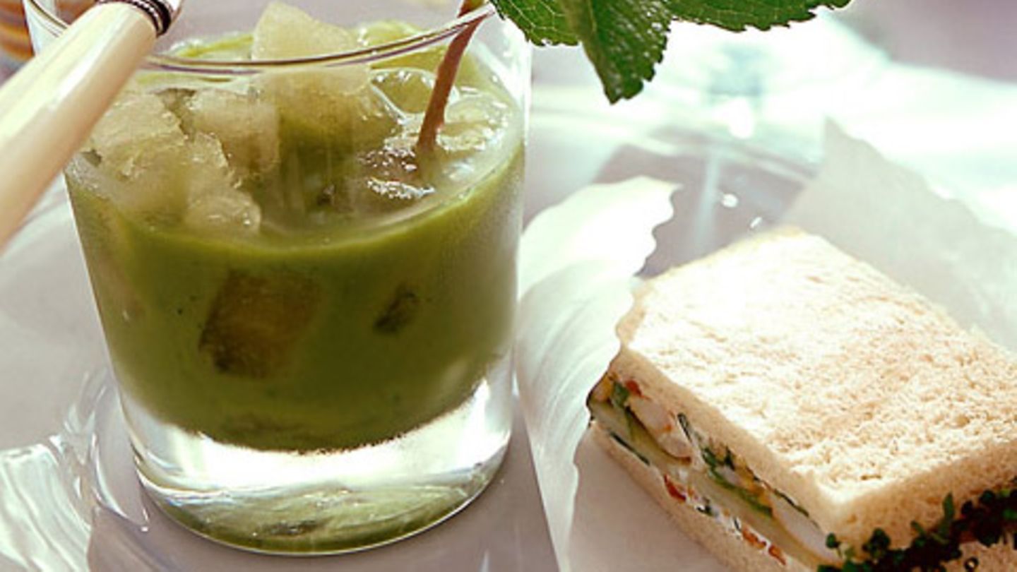 Geeiste Erbsensuppe mit Gurkensandwich Rezept