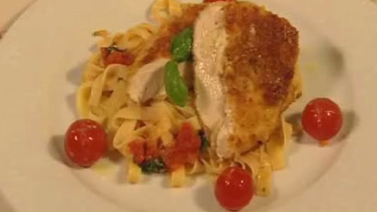 Gefüllte Hähnchenschnitzel mit Tomatennudeln Rezept