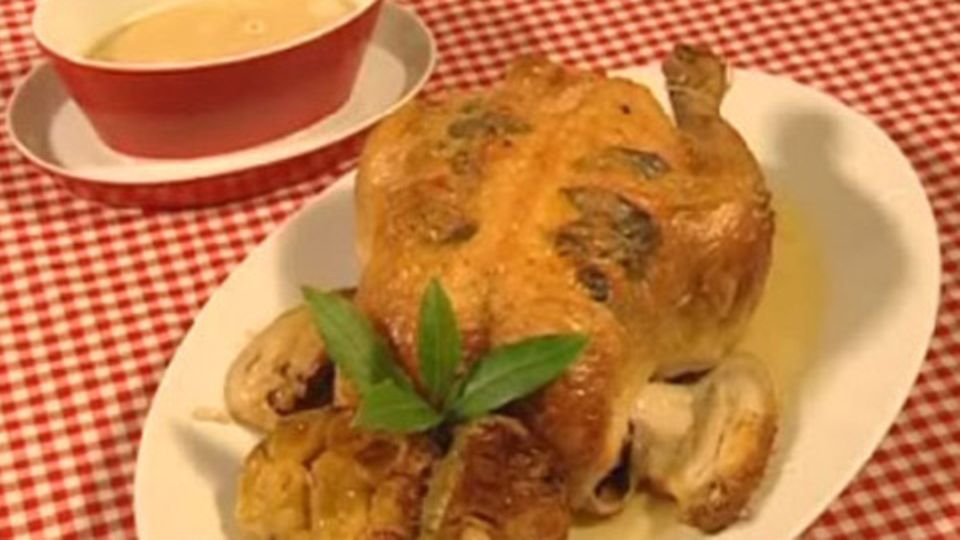 Salbei-Poularde mit Knoblauchsauce
