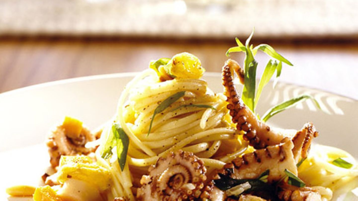 Linguine mit Rosinen und Tintenfisch Rezept