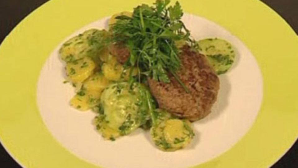 Tatar-Buletten auf Kartoffel-Gurken-Salat