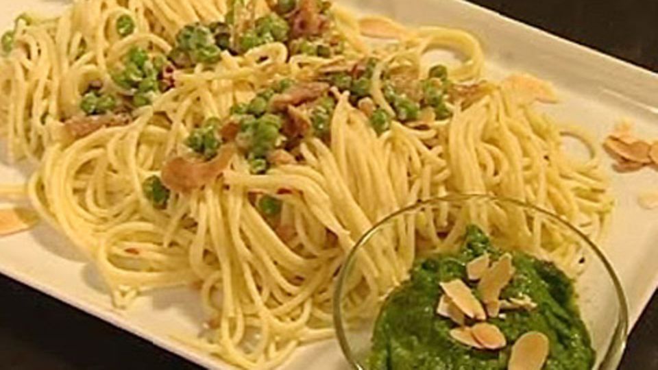 Spaghetti mit Mandelpesto, Erbsen und Schinken