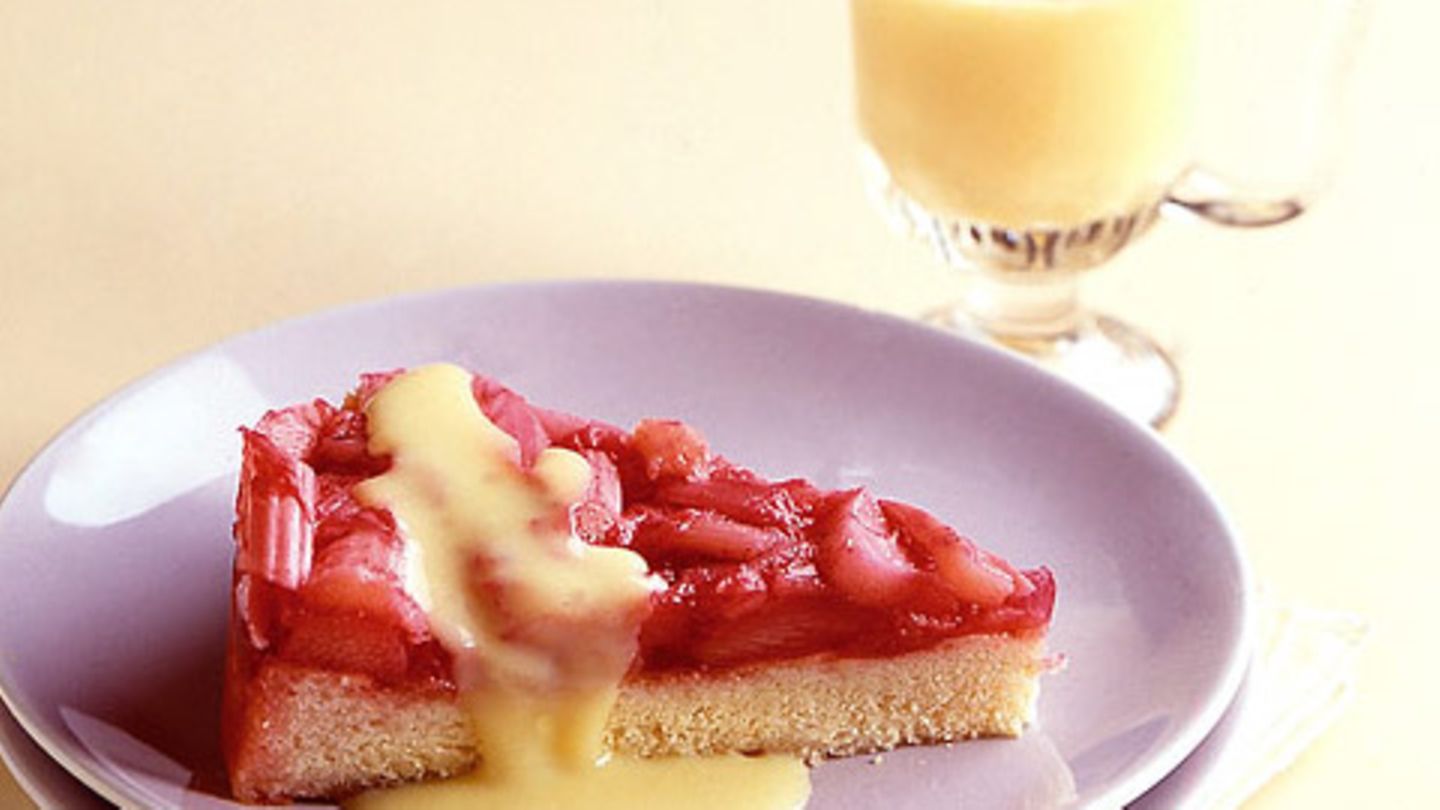 Rhabarberkuchen mit Vanillesauce Rezept