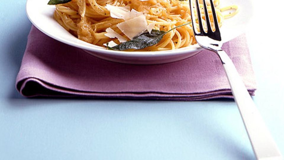 Spaghetti mit Zwiebel-Salbei-Sauce