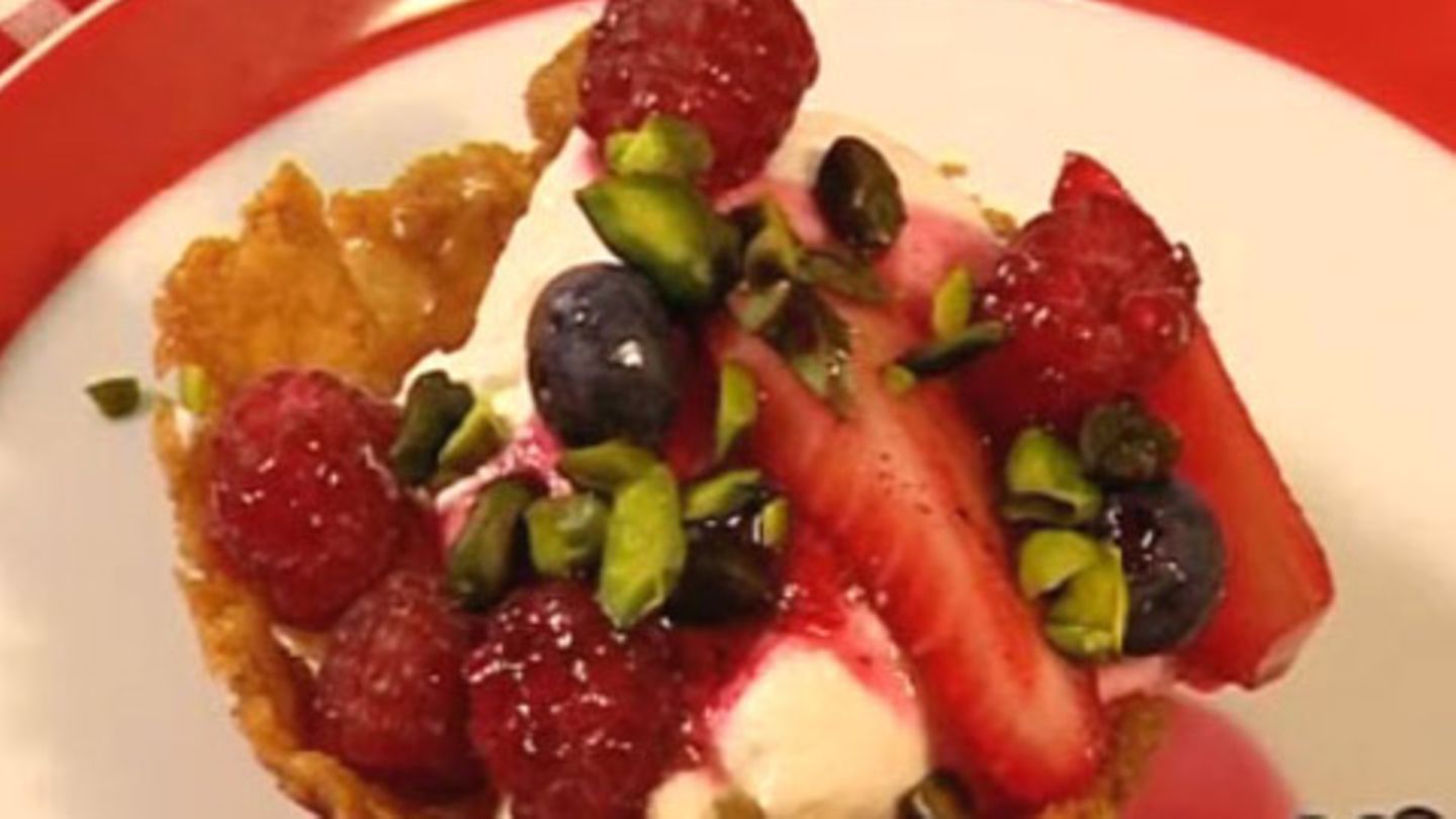 Mandelkörbchen mit Beeren Rezept