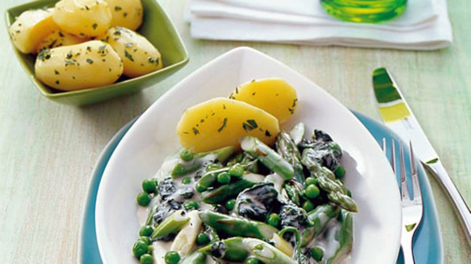 Spargelragout mit Spinat und Erbsen Rezept - [ESSEN UND TRINKEN]