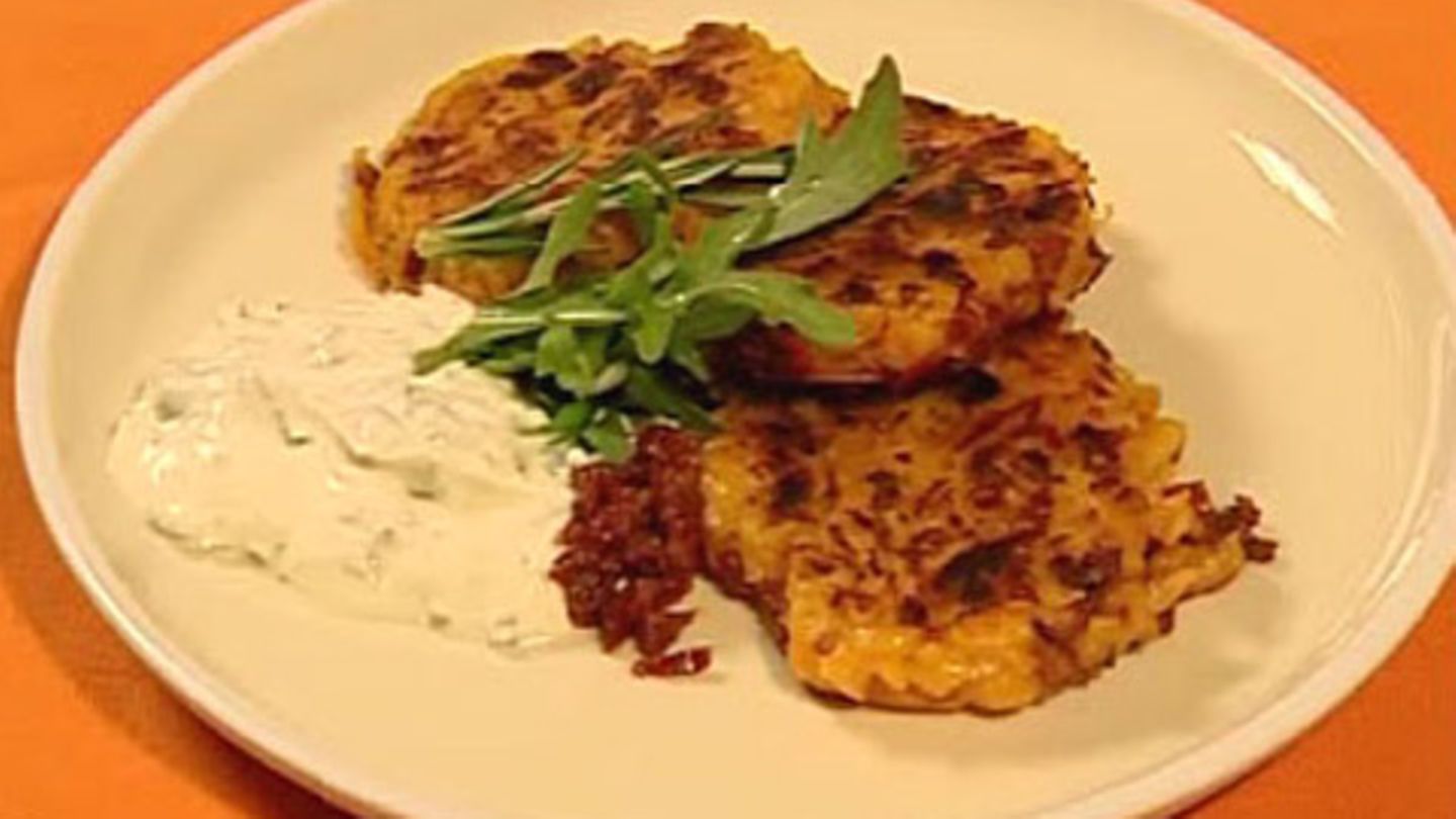 Scharfe Tomatenpuffer mit Rauke-Quark Rezept