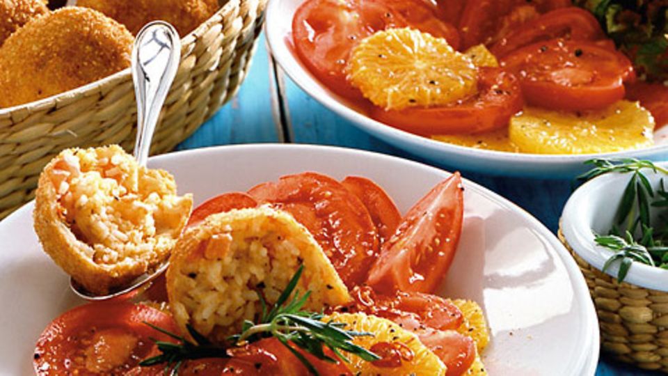 Arancini mit Tomaten-Orangen-Salat
