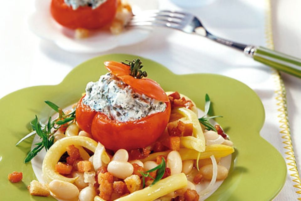 Gefüllte Tomaten auf Bohnensalat Gefüllte Tomaten auf Bohnensalat