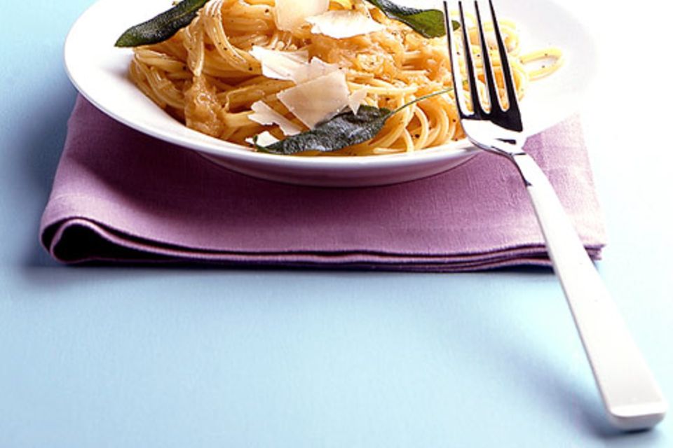 Spaghetti mit Zwiebel-Salbei-Sauce