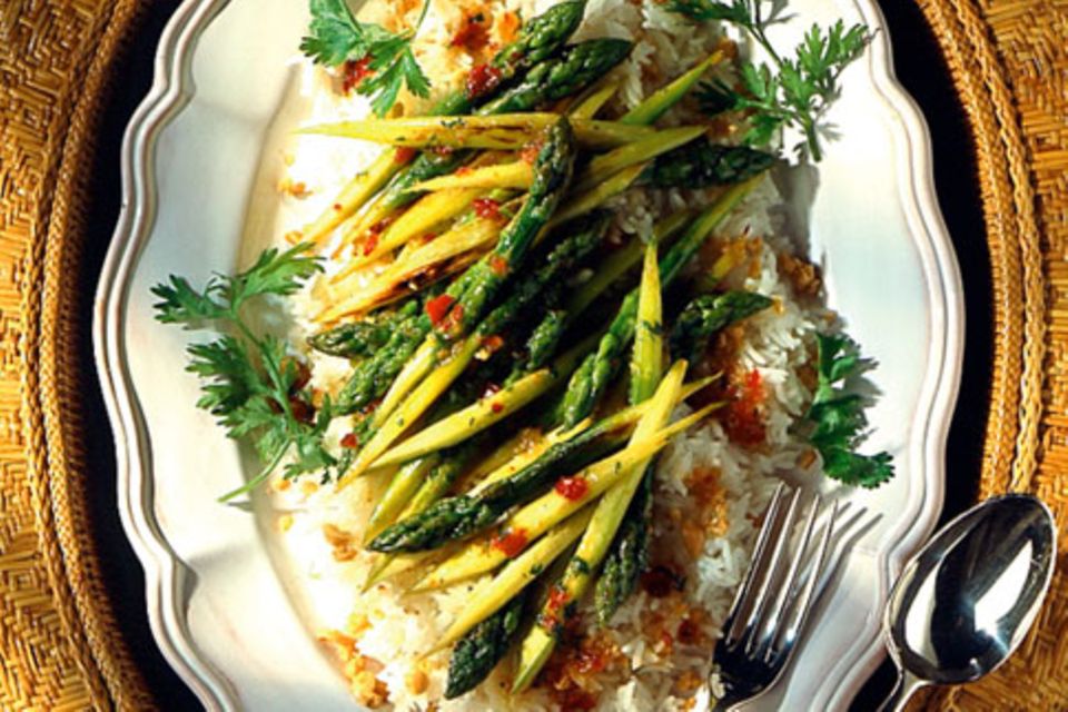 Roh gebratener Spargel mit gedämpftem Jasminreis Roh gebratener Spargel mit gedämpftem Jasminreis