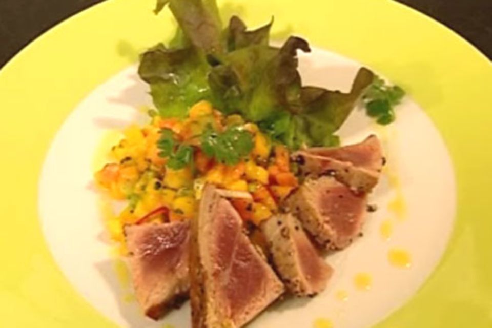 Eichblattsalat mit gepfeffertem Thunfisch Eichblattsalat mit gepfeffertem Thunfisch