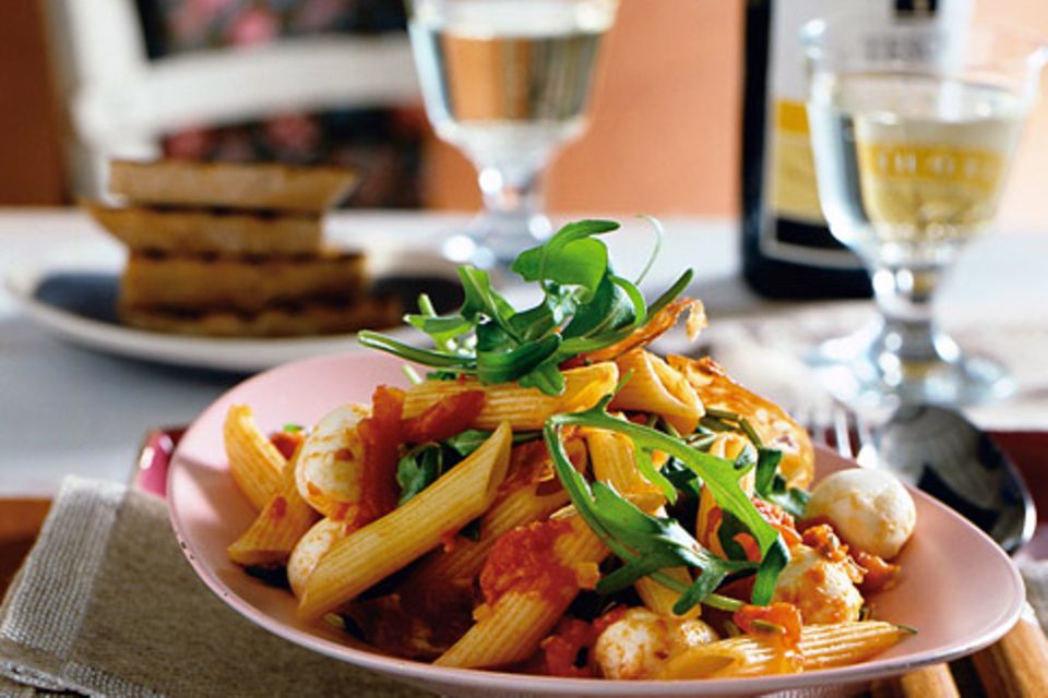 Penne mit Tomaten und Mozzarella Penne mit Tomaten und Mozzarella