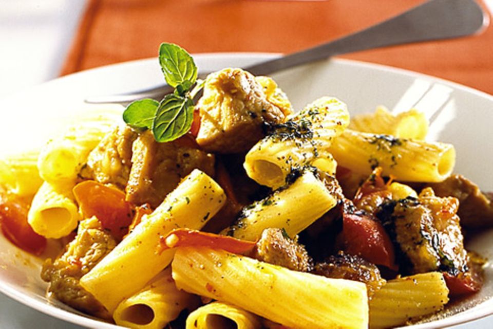 Tortiglioni mit Datteln und Kalbsragout Tortiglioni mit Datteln und Kalbsragout