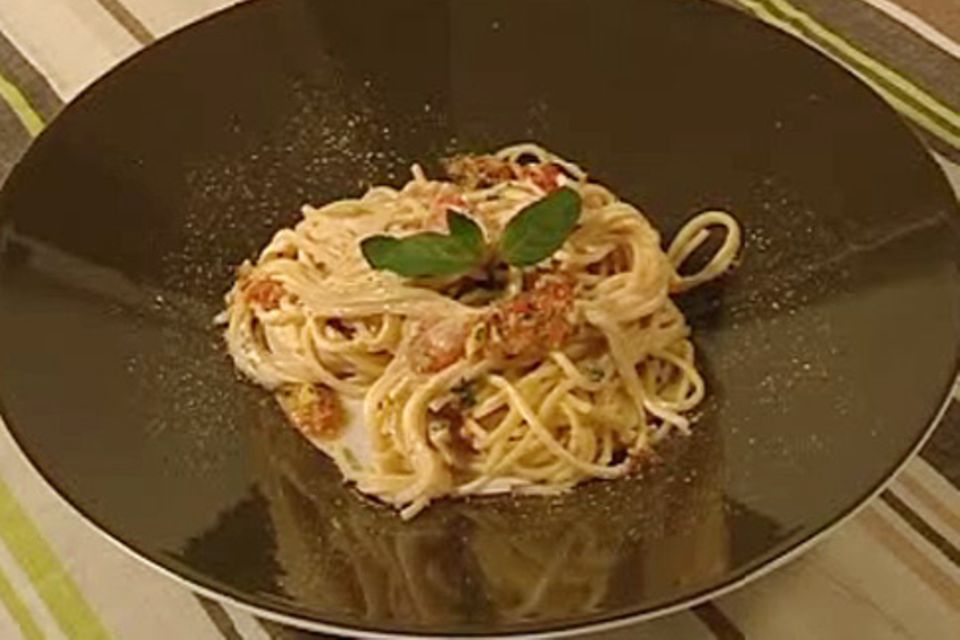 Spaghetti mit Minzjoghurt, Paprika und Walnusspaste