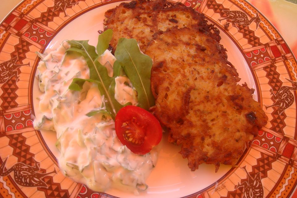 Scharfe Tomatenpuffer mit Rauke-Quark Scharfe Tomatenpuffer mit Rauke-Quark