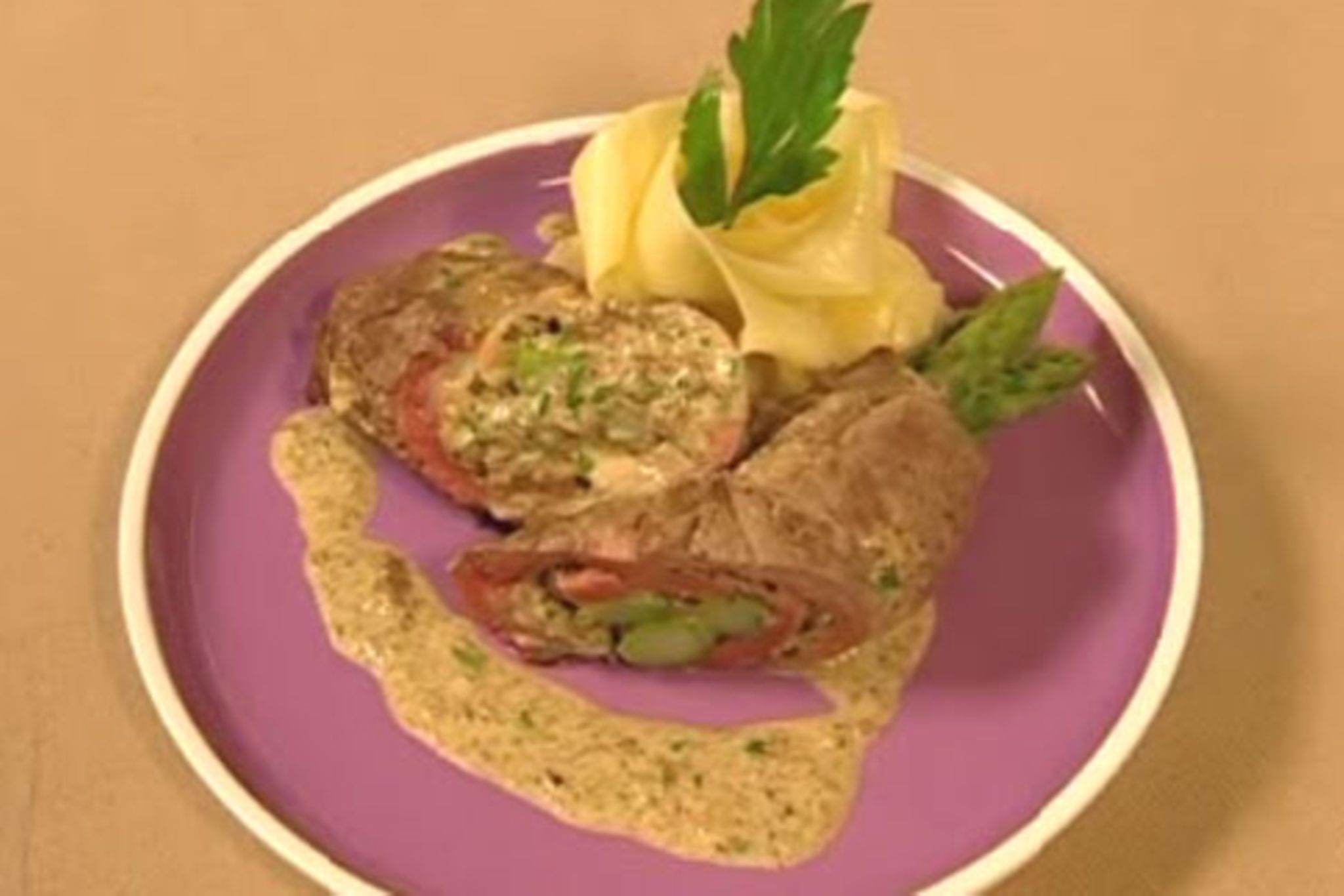 Roastbeef-Roulade mit Morchelsauce Rezept - [ESSEN UND TRINKEN]