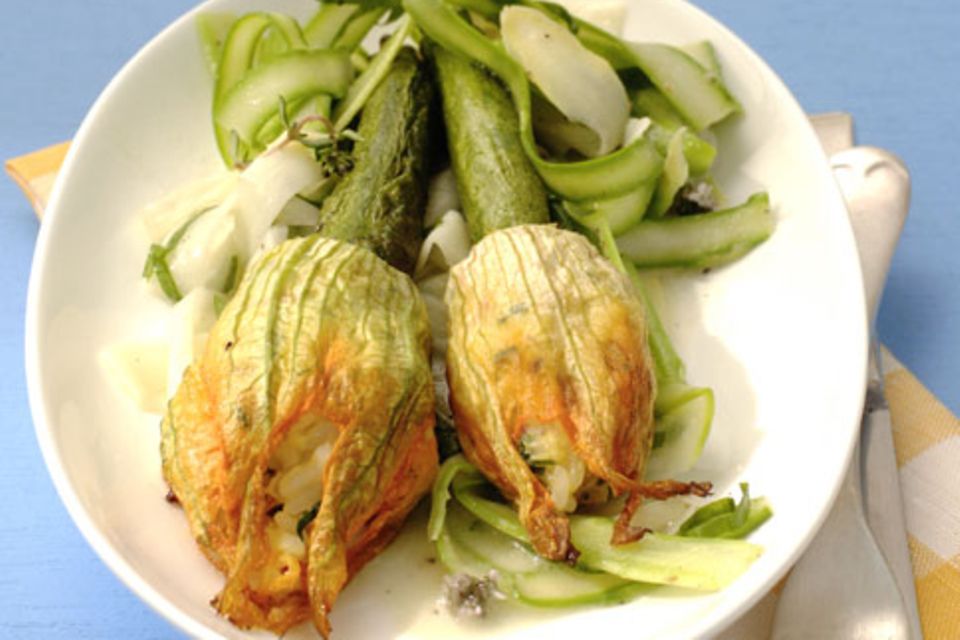 Gefüllte Zucchiniblüten mit Bärlauch-Reisfüllung auf Spargel Gefüllte Zucchiniblüten mit Bärlauch-Reisfüllung auf Spargel