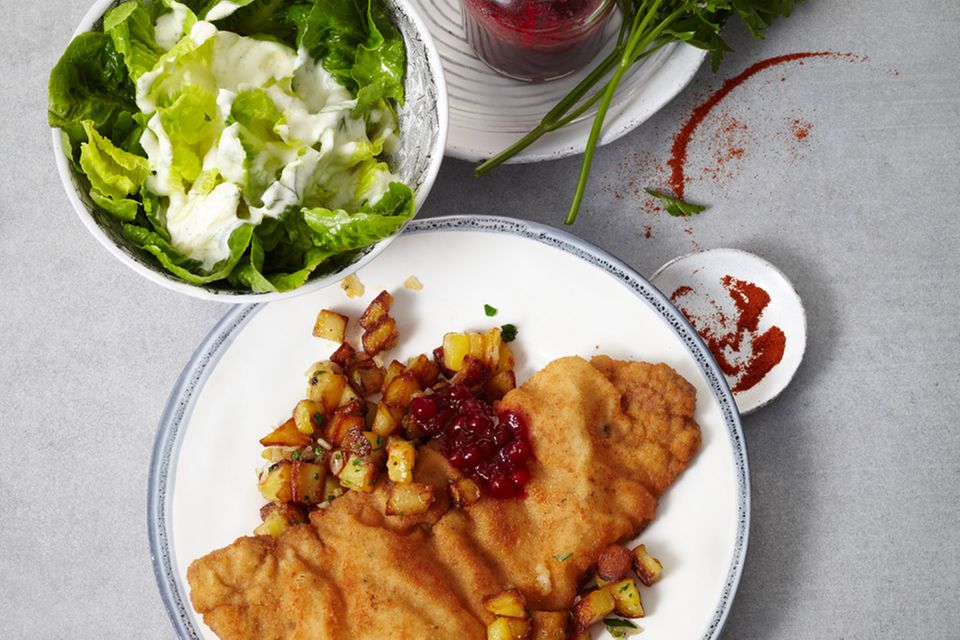 Schnitzel mit schnellen Bratkartoffeln Schnitzel mit schnellen Bratkartoffeln