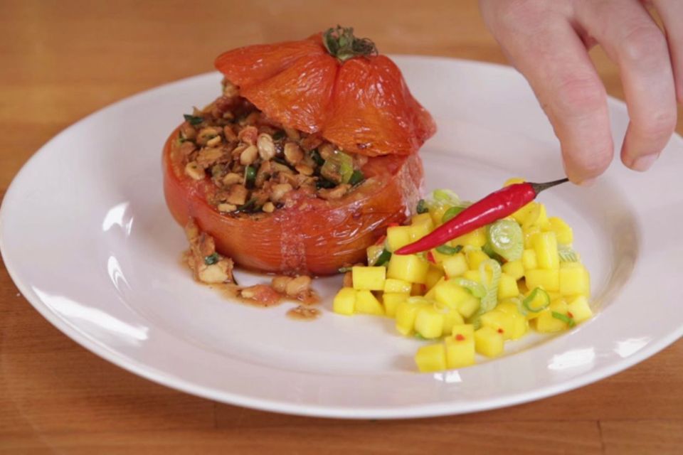 Rezept für Gebackene Tempeh-Tomaten mit Mango-Chili-Salsa von Nicole Just Rezept für Gebackene Tempeh-Tomaten mit Mango-Chili-Salsa von Nicole Just