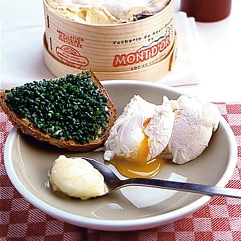 Vacherin mit pochiertem Ei