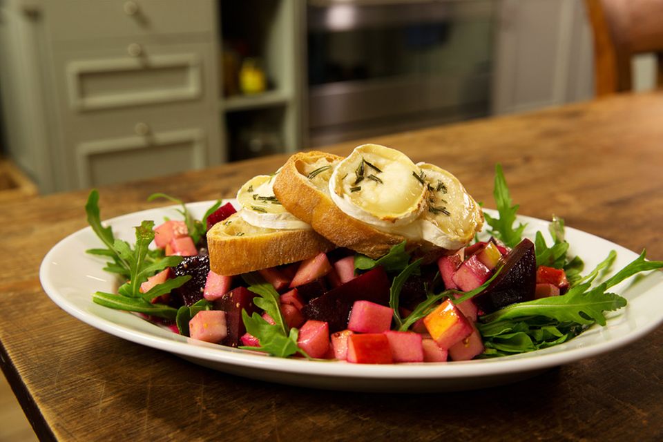 Rote Bete-Apfelsalat mit Ziegenkäse-Crostini Rezept - [ESSEN UND TRINKEN]