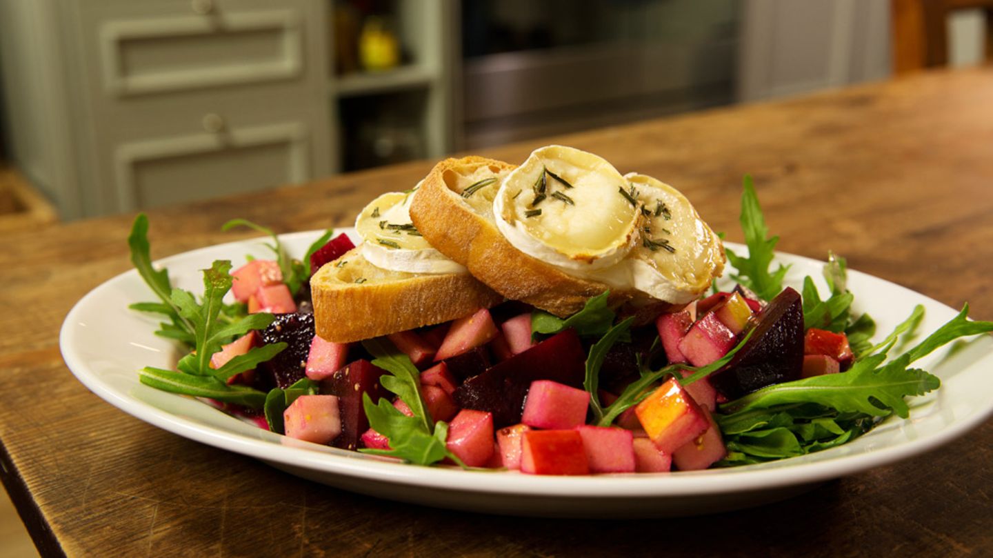 Rezept Fur Rote Bete Apfelsalat Mit Ziegenkase Crostini Rezept Essen Und Trinken