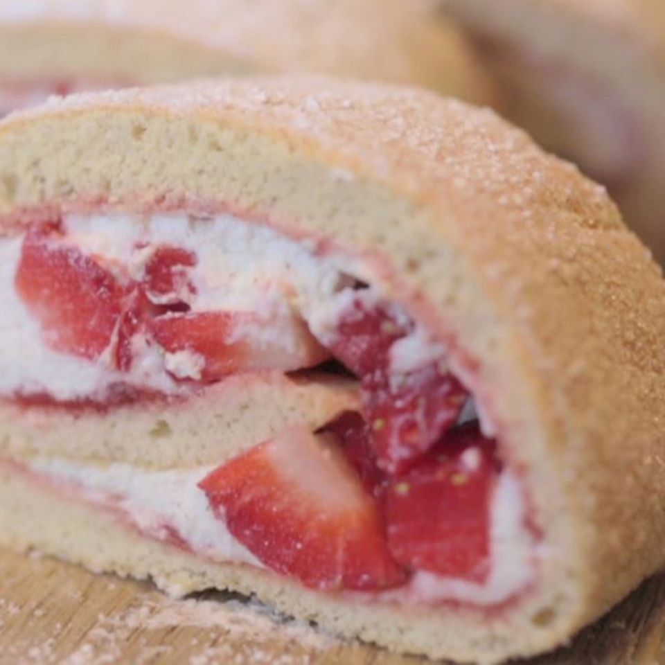 Rezept für Biskuitrolle mit Erdbeeren