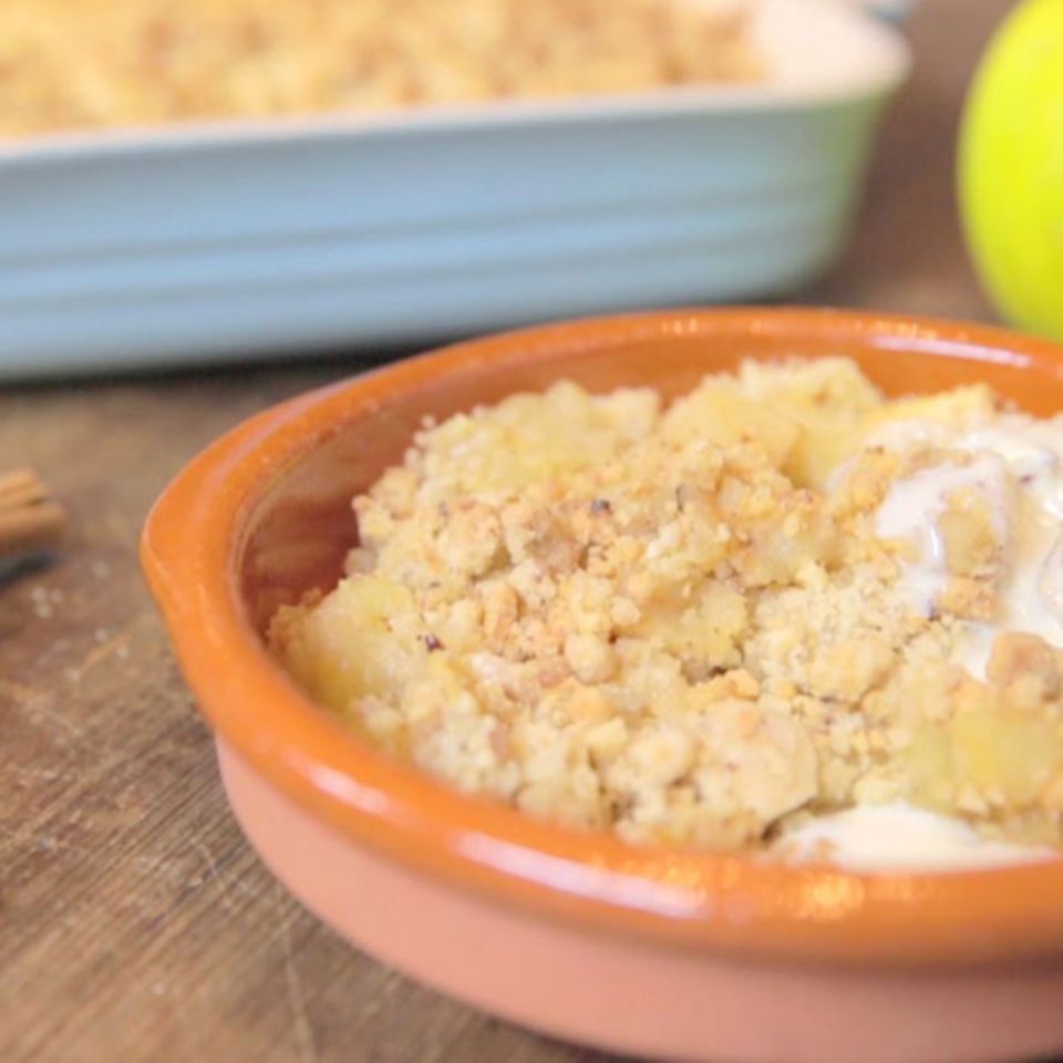 Apfel-Crumble mit Vanillesauce - [ESSEN UND TRINKEN]