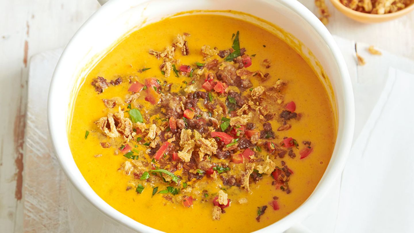 Paprikasuppe mit Hackgröstl Rezept