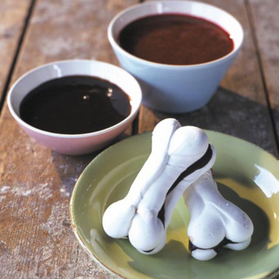 Baiserknochen mit Schoko- und Himbeersauce Rezept - [ESSEN UND TRINKEN]
