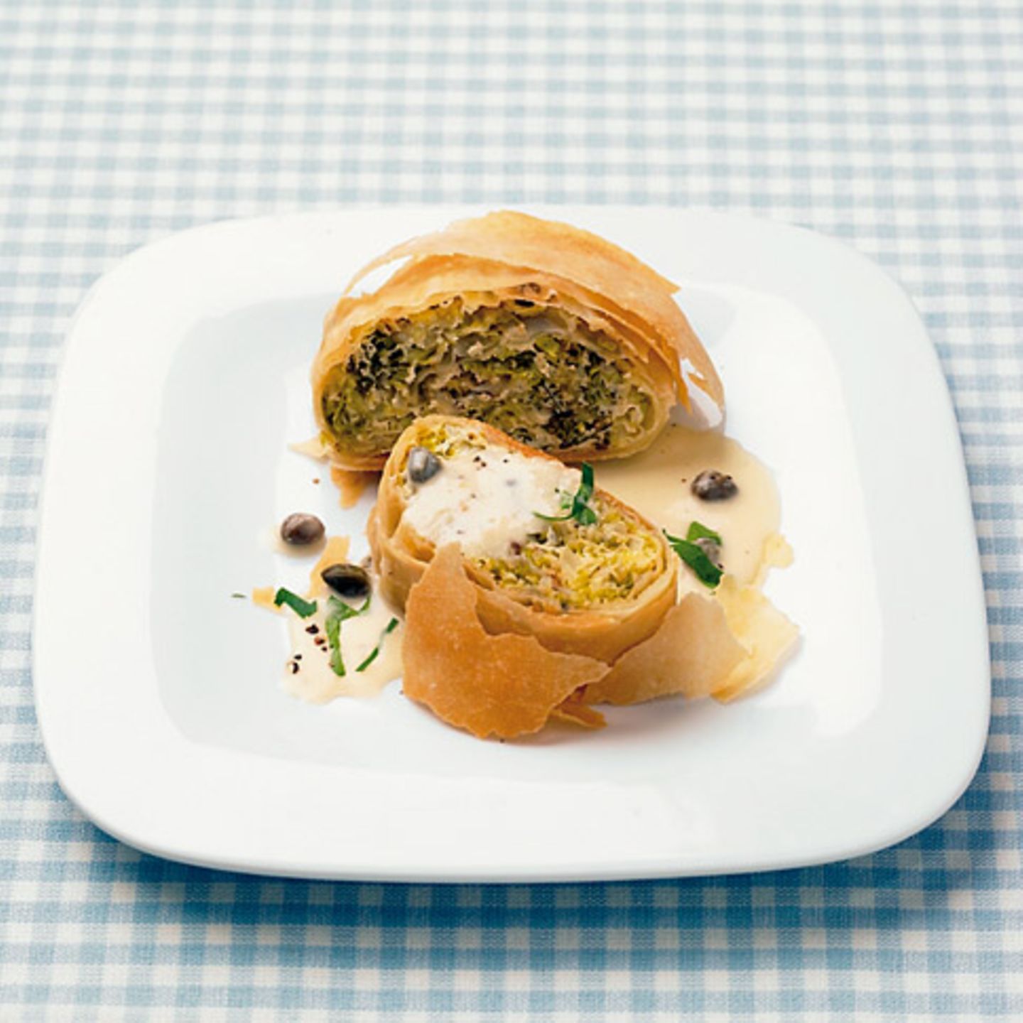 Krautstrudel mit Kapern-Zitronensauce
