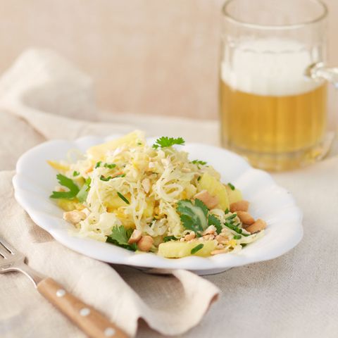 Sauerkrautsalat mit Ananas und Cashewkernen