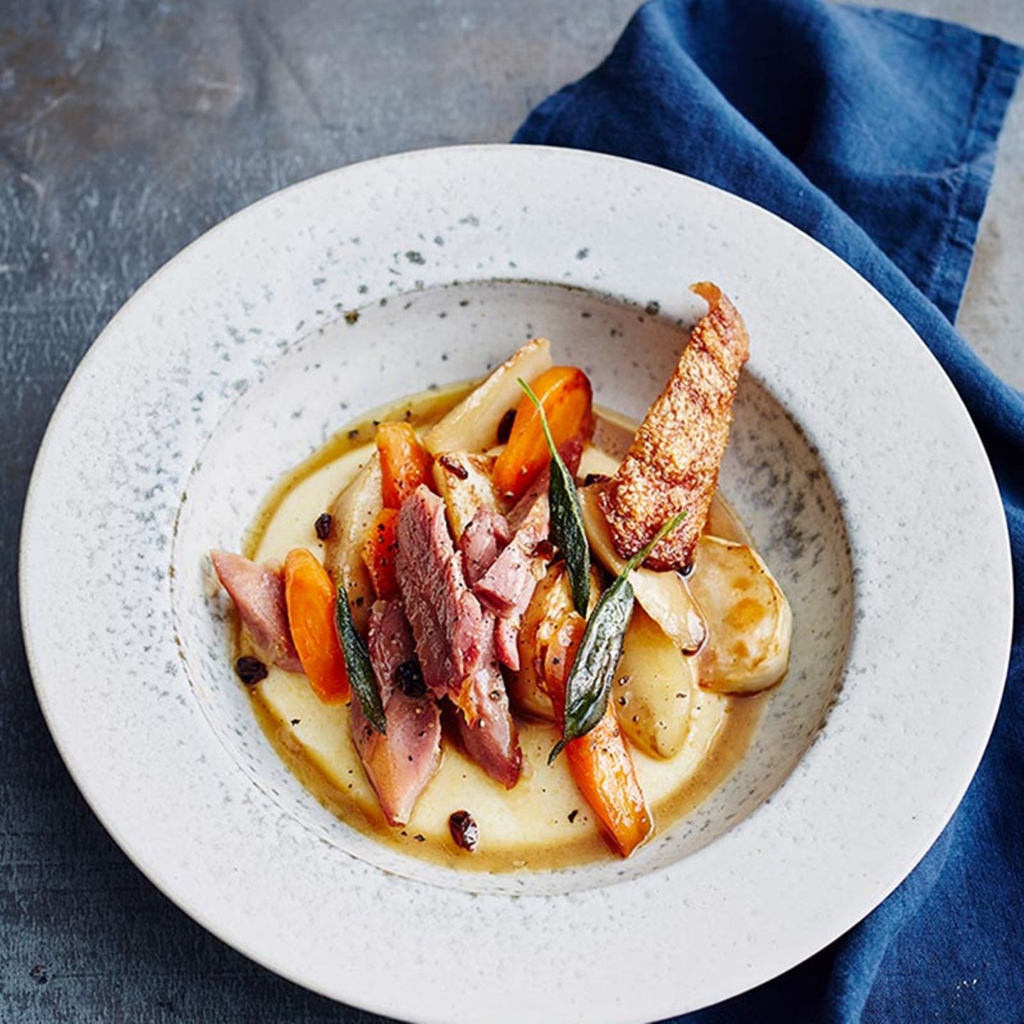 Ragout von Entenkeulen und Gemüse mit Polenta